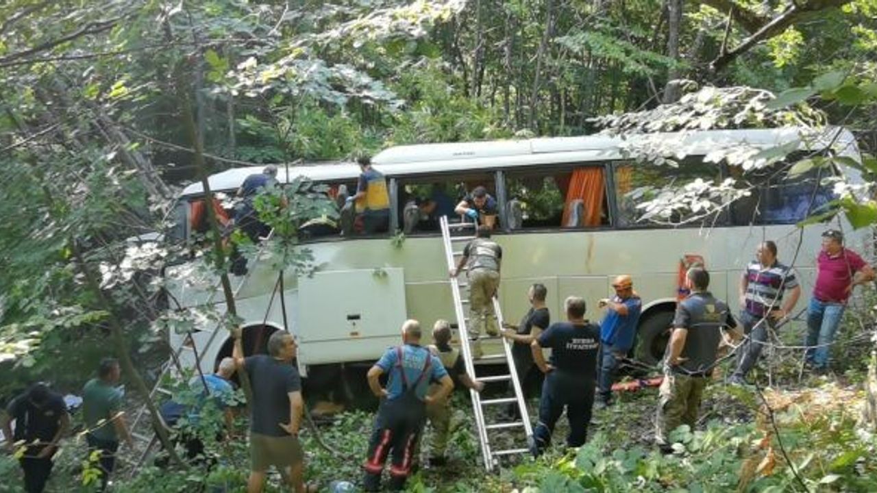 BURSA'DA TUR OTOBÜSÜ ŞARAMPOLE YUVARLANDI