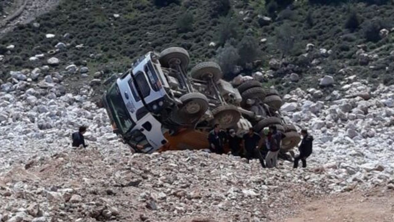 İŞÇİLERİ TAŞIYAN KAMYONET UÇURUMA DEVRİLDİ: 3 ÖLÜ