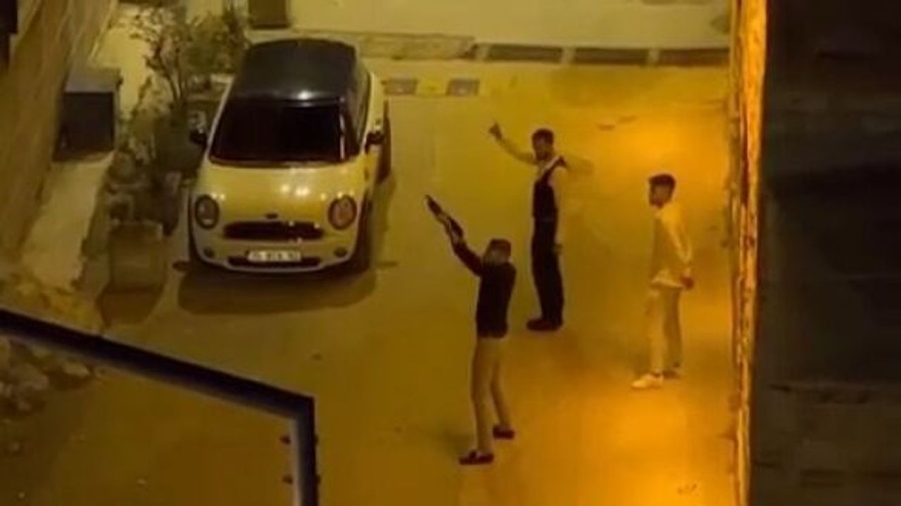SOKAK ORTASINDA HAVAYA ATEŞ AÇTI
