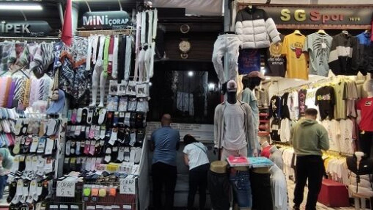 BURSA'DA ÇARŞININ ORTASINDAKİ MEZARLARI KİMSE FARK ETMİYOR