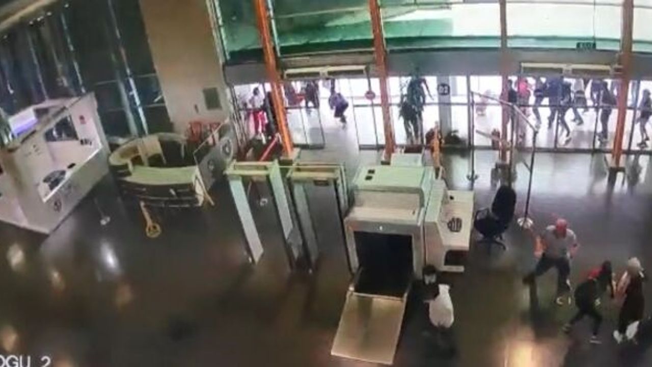 BURSA'DA TERMİNALİN ÇÖKME ANI KAMERALARA YANSIDI