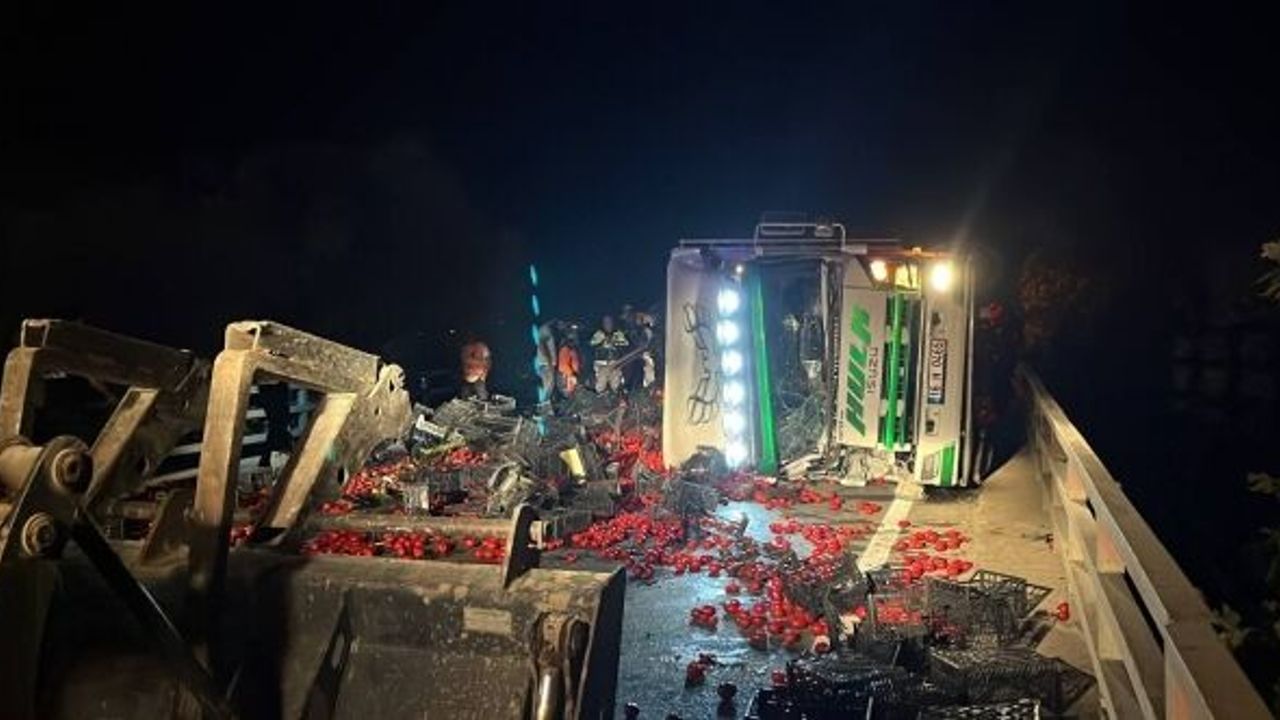 KORKUNÇ KAZADA YOL TRAFİĞE KAPANDI