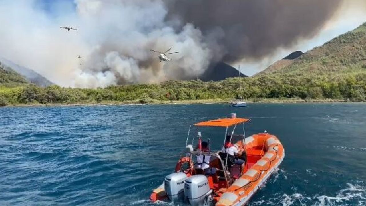 MARMARİS YANIYOR: 14 UÇAK, 35 HELİKOPTER İLE MÜDAHALE SÜRÜYOR