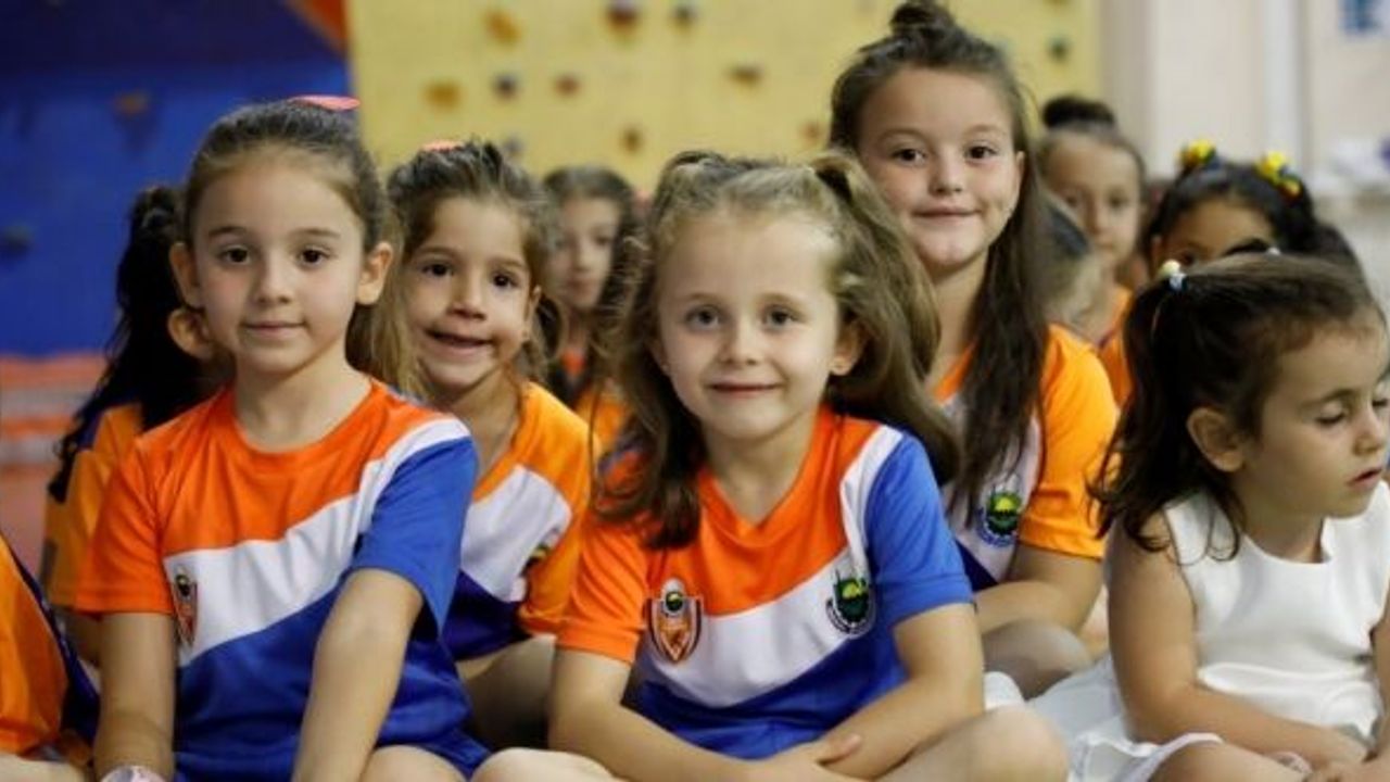 YAZ OKULLARINDA 3 BİNE YAKIN SPORCU SERTİFİKALARINI ALDI