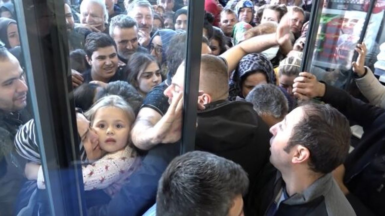 ÖZLÜCE'DE ALIŞVERİŞ ÇILGINLIĞI... Birbirlerini ezdiler, trafik kilitlendi