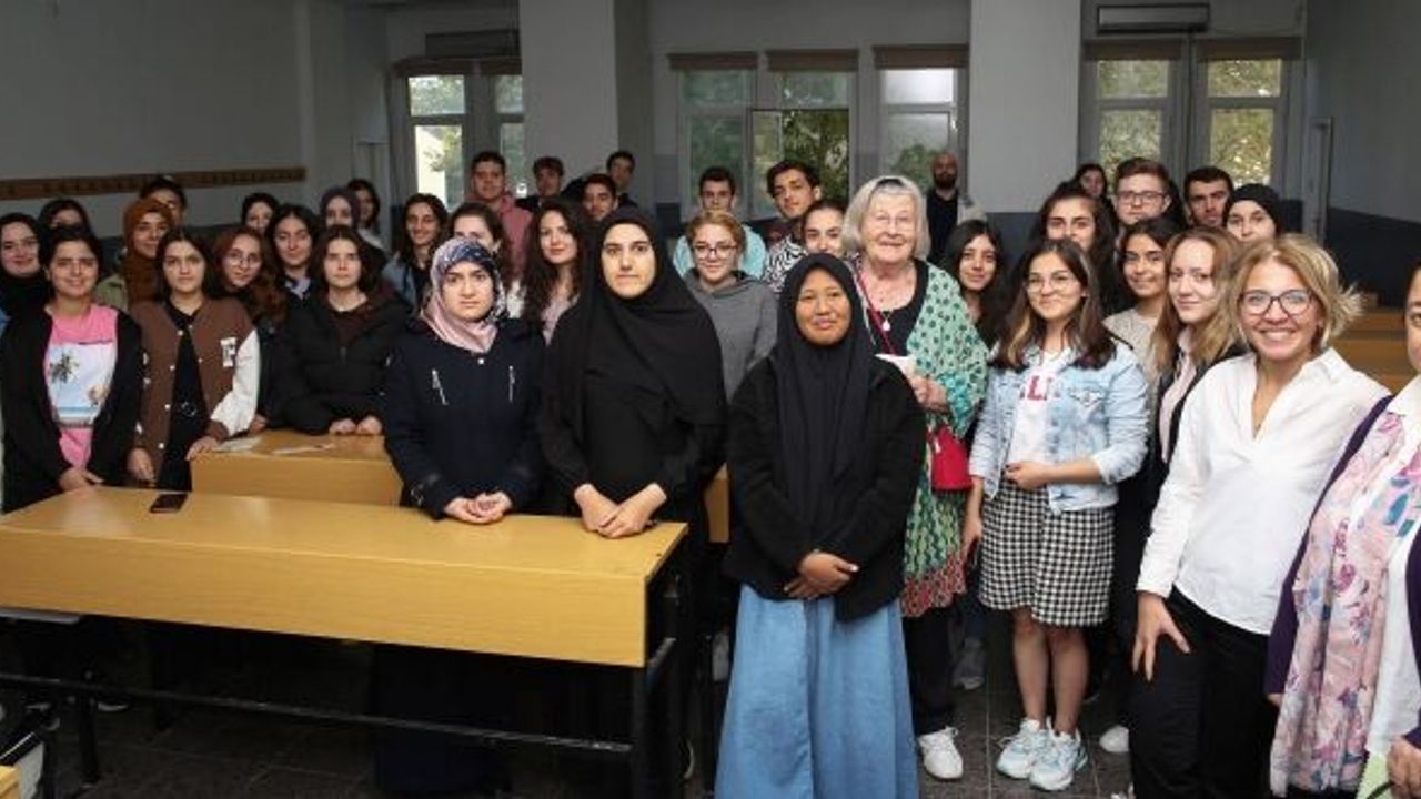 YAZAR KRİSTİN DAHL NİLÜFER'DE ÖĞRETMEN ADAYLARI İLE BİR ARAYA GELDİ