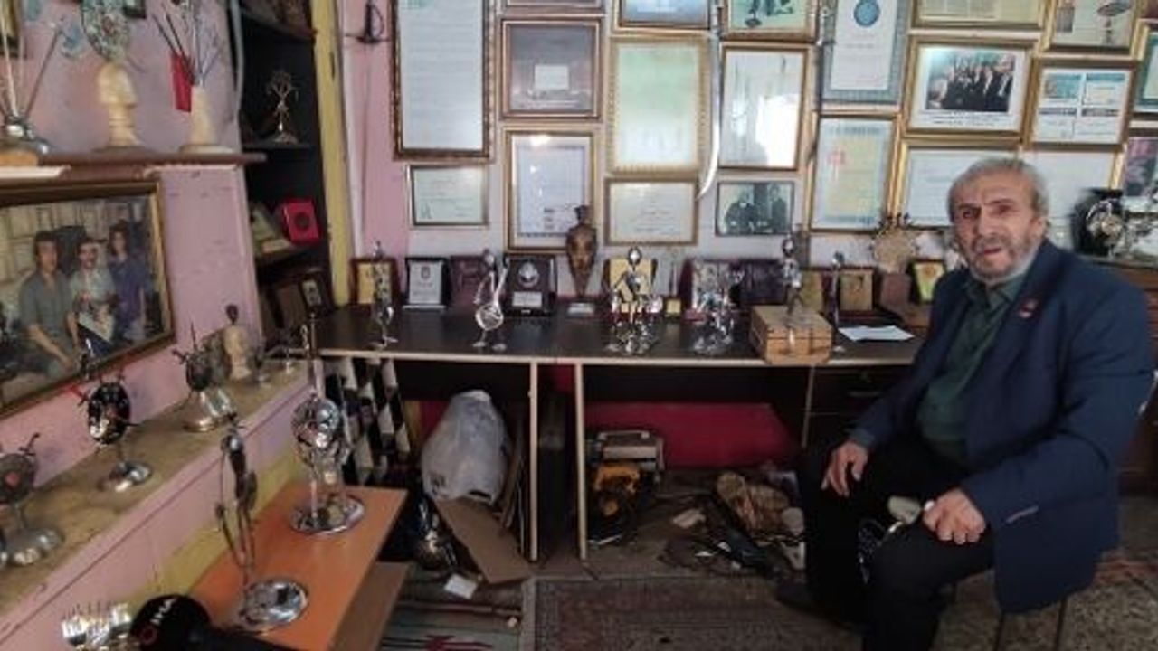 81 YAŞINDA ÇATAL KAŞIKLA YAPTIĞI ESERLERİ DÜNYA LİDERLERİNE GÖNDERİYOR