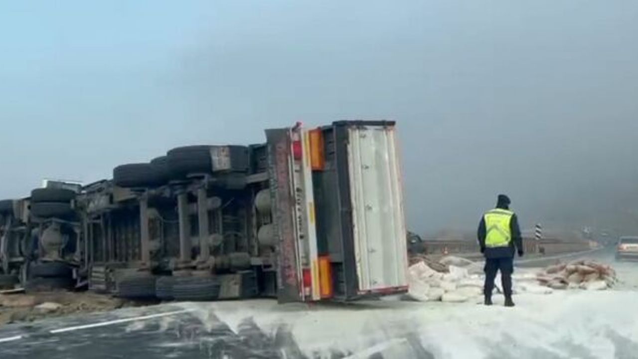 BURSA'DA ÇİMENTO YÜKLÜ TIR DEVRİLDİ YOL KAPANDI