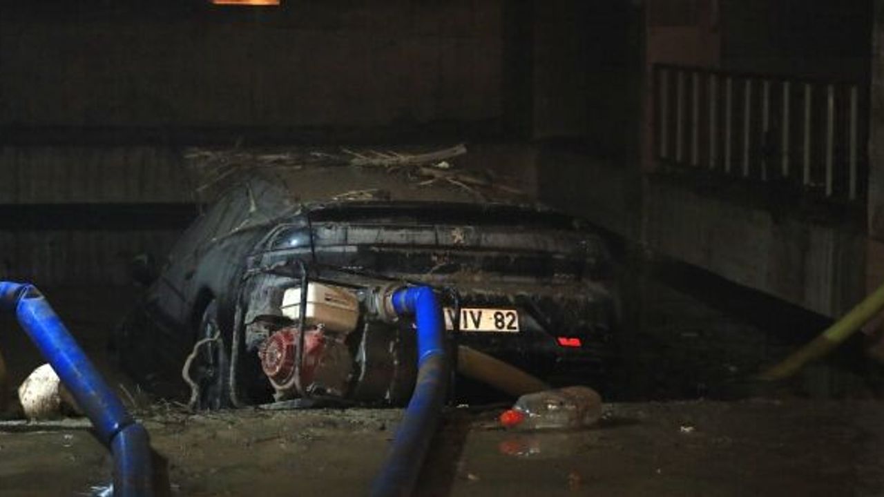 245 ARAÇ YER ALTI OTOPARKINDA SULAR ALTINDA KALDI
