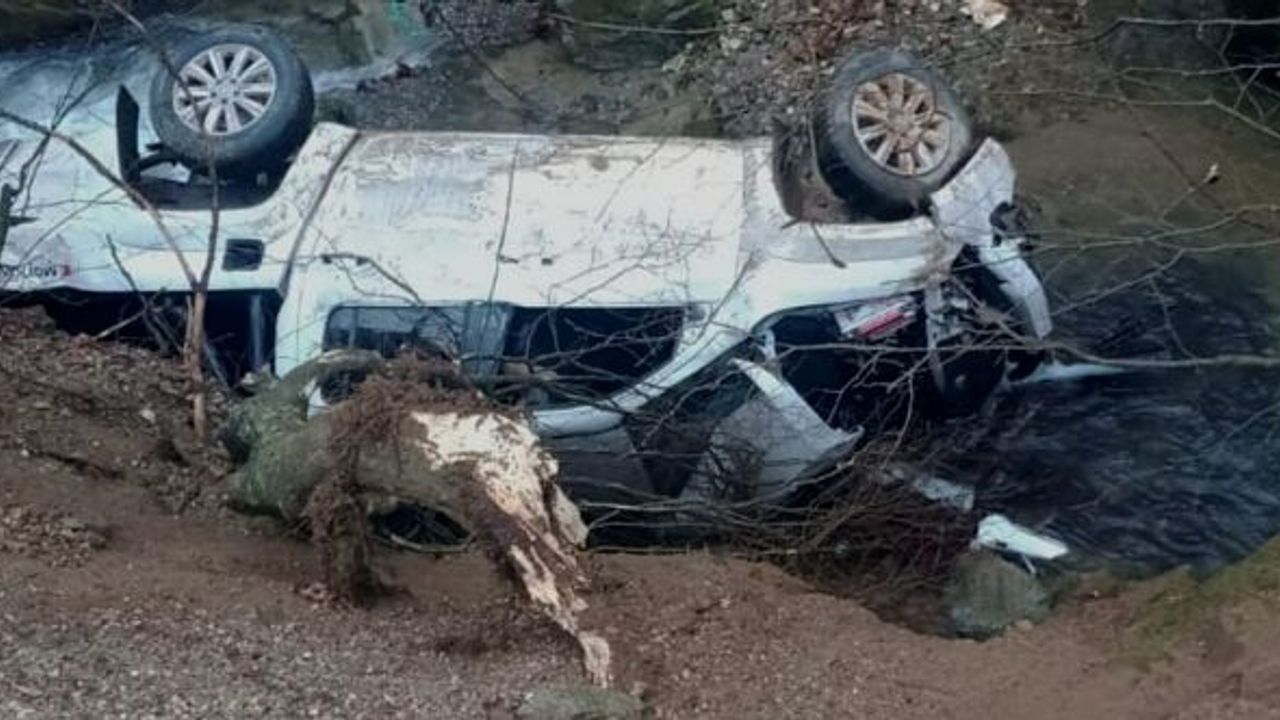 BURSA'DA KAMYONET DERE YATAĞINA YUVARLANDI: 6 YARALI