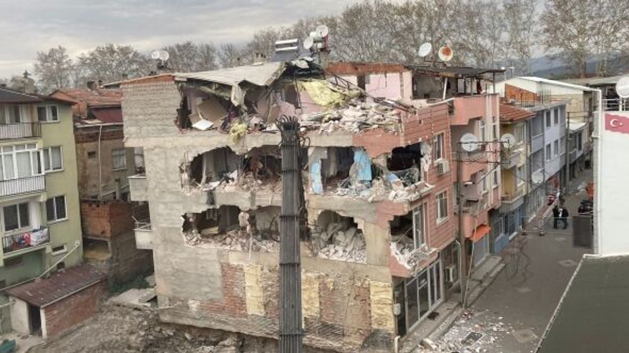 BURSA'DA KAYAN 4 KATLI BİNA EŞYALARLA YIKILDI