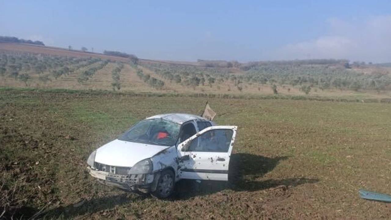 BURSA’DA KONTROLDEN ÇIKAN OTOMOBİL TARLAYA UÇTU: 3 YARALI