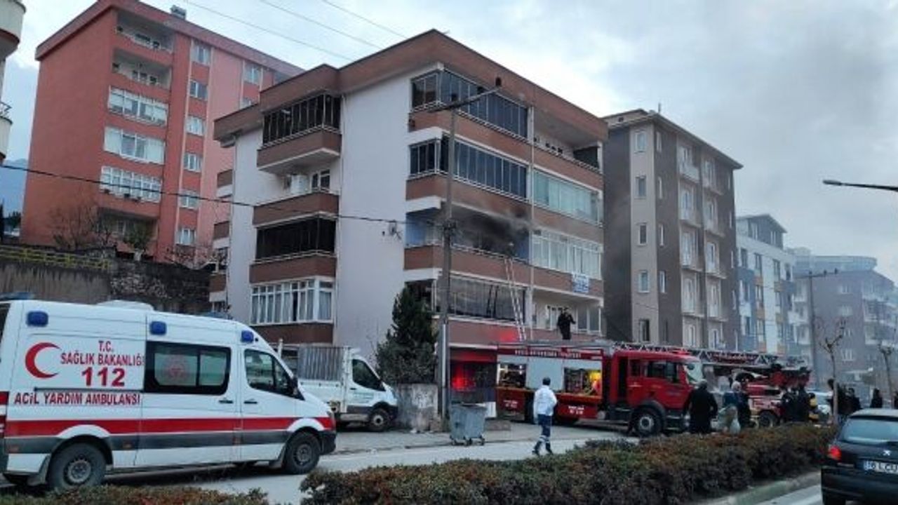 SORUNLARI OLAN KADIN EVİNİ YAKTI