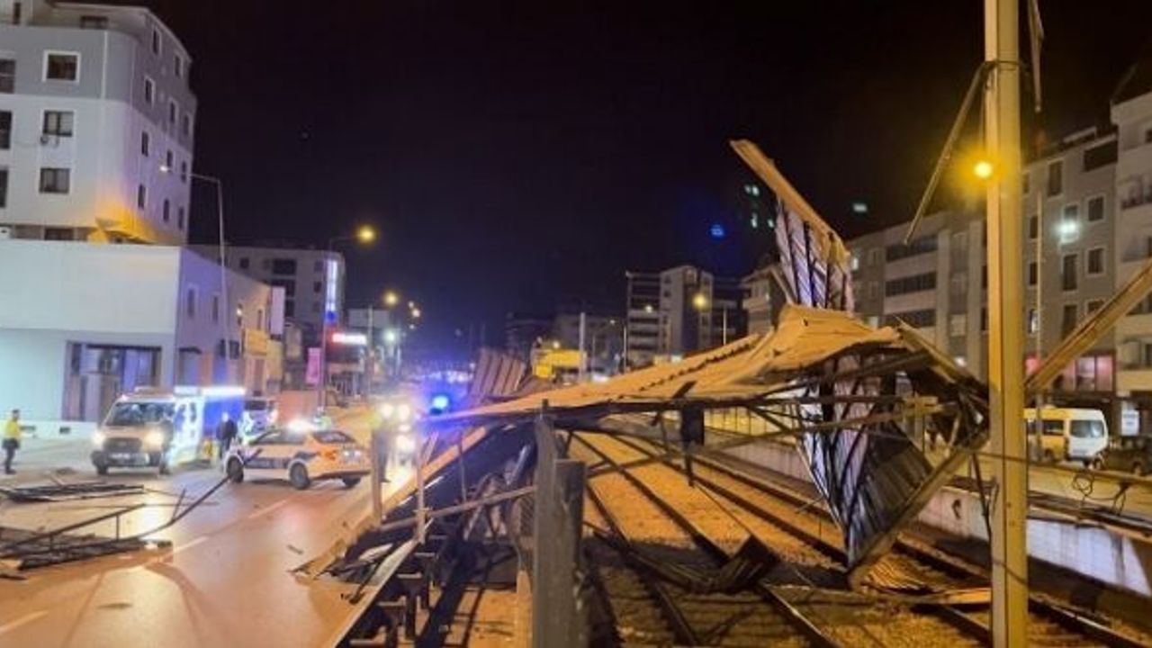 3 KATLI BİNANIN ÇATISI METRO GÜZERGAHINA DÜŞTÜ
