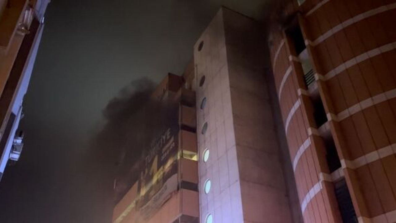 BURSA'DA 7 KATLI OTOPARKTA ARAÇLAR KÜLE DÖNDÜ