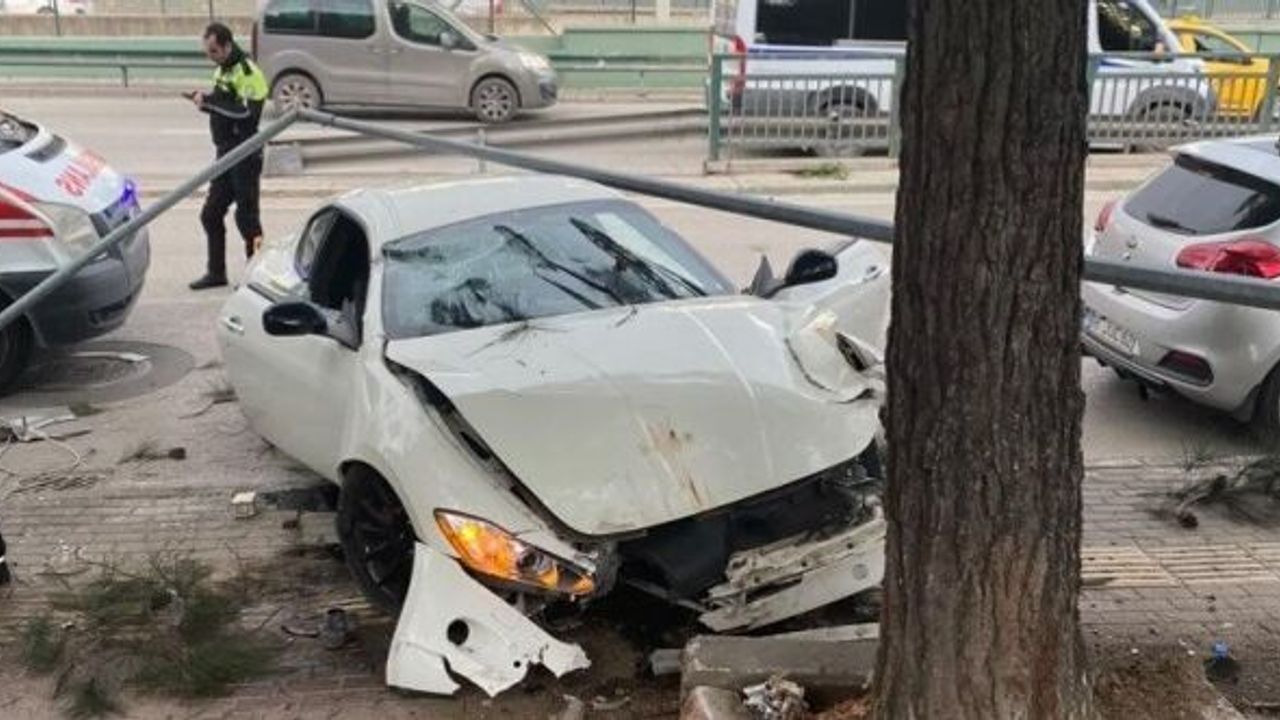 BURSA'DA LÜKS OTOMOBİL AĞACA ÇARPARAK PERT OLDU