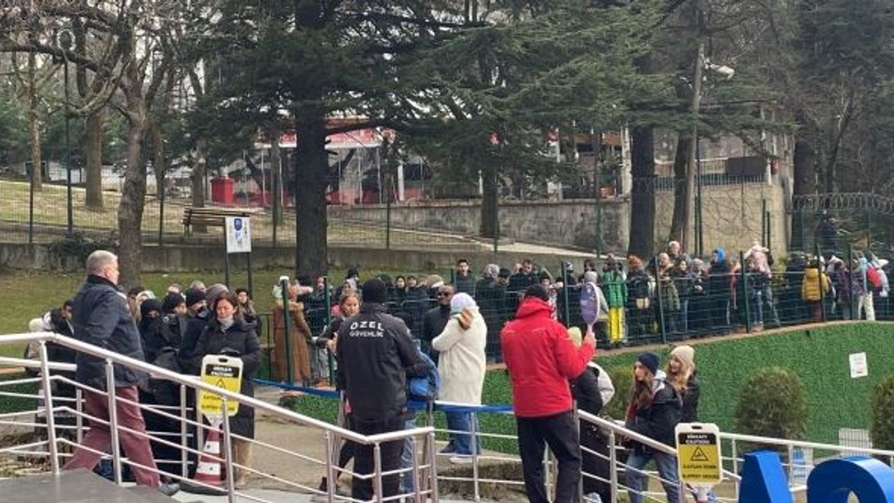 TATİLİ ULUDAĞ'DA GEÇİRMEK İSTEYEN VATANDAŞLAR, TELEFERİKTE METRELERCE KUYRUK OLUŞTURDU
