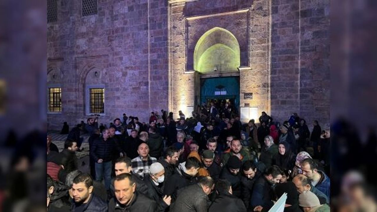 YILIN İLK GÜNÜ BİNLERCE KİŞİ ULU CAMİ'YE AKIN ETTİ
