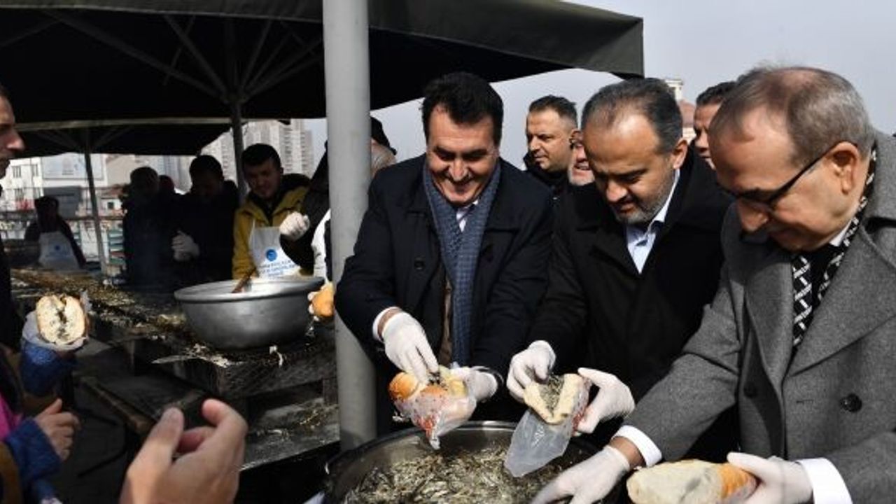 BURSA'DA 5 BİN KİŞİYE ÜCRETSİZ HAMSİ EKMEK