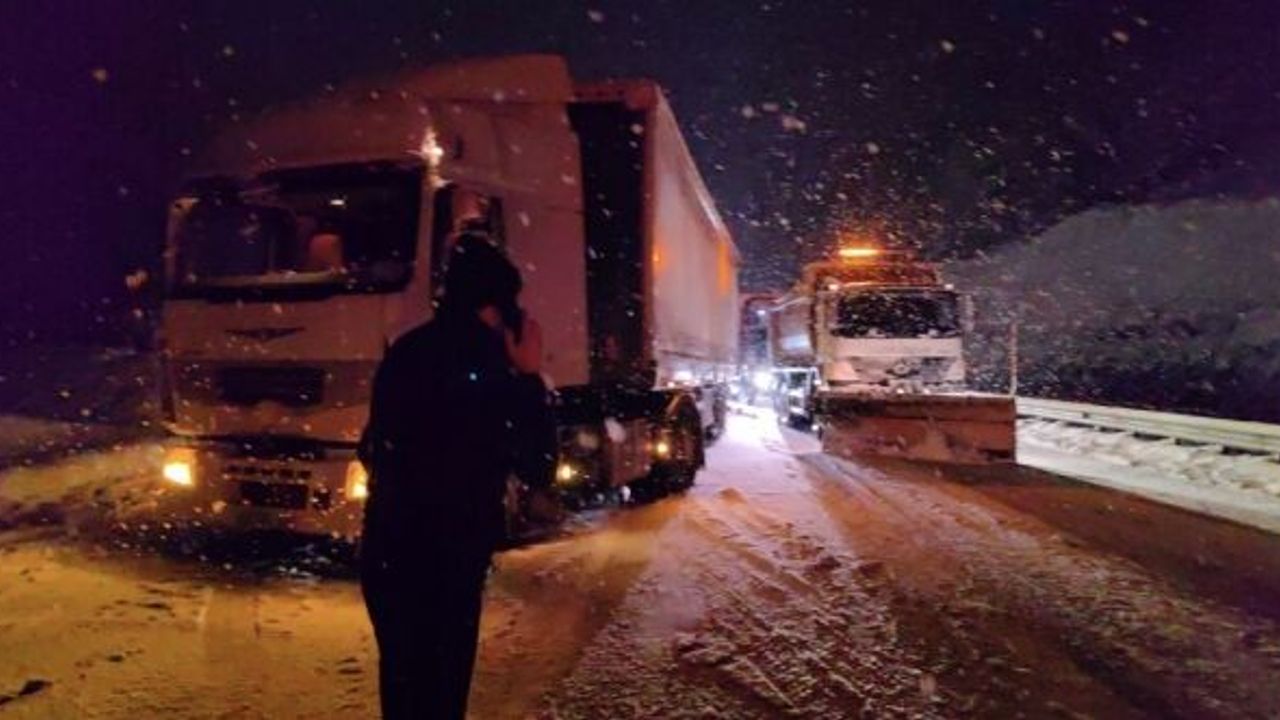 BURSA'DAN DEPREM BÖLGESİNE YARDIM GÖTÜREN TIRLAR ZOR ANLAR YAŞADI