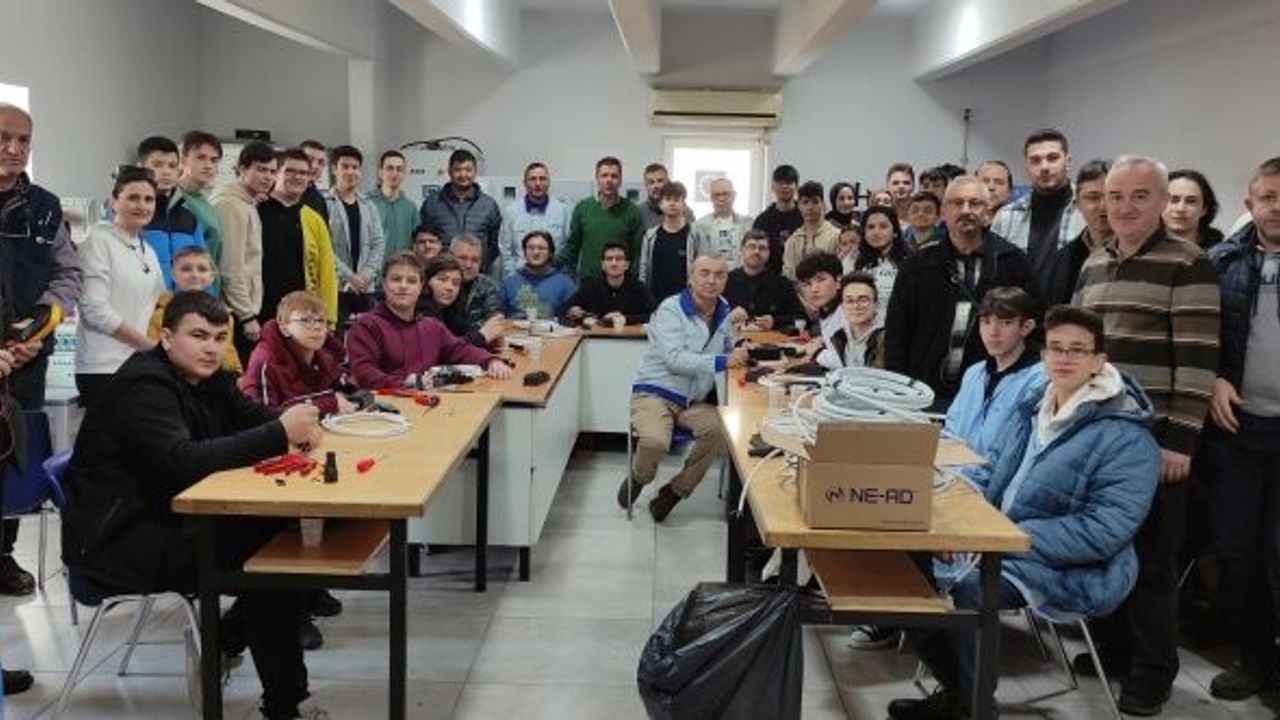 BURSALI ÖĞRENCİLERİN ÜRETTİĞİ PRİZLER DEPREMZEDELERE IŞIK OLUCAK