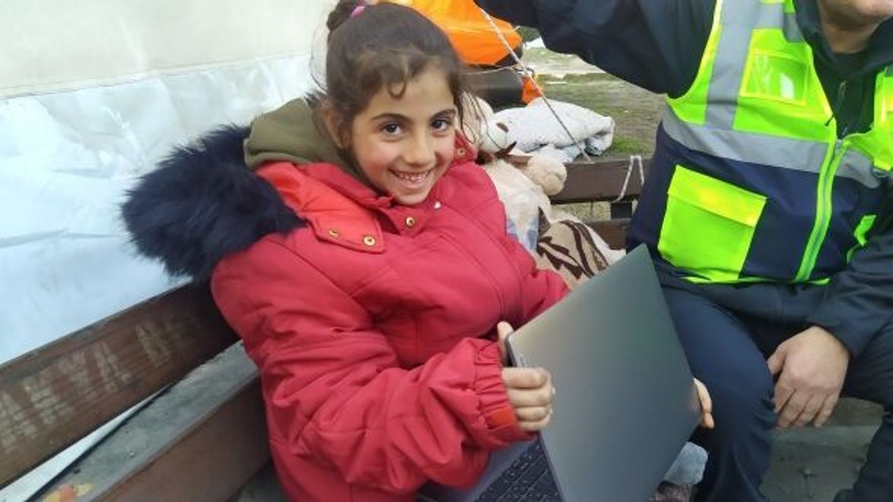 DEPREMZEDE MELEK’İN İSTEĞİ BİLGİSAYAR TESLİM EDİLDİ