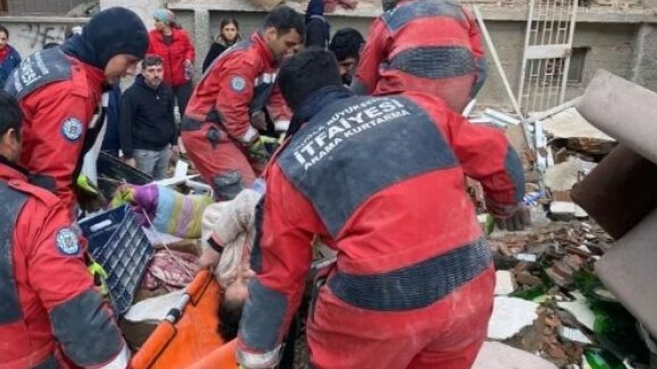 ENKAZ ALTINDA HAMİLE KADINLA BEBEĞİ ÇIKARILDI! Bebeğini enkaz altında emzirmiş