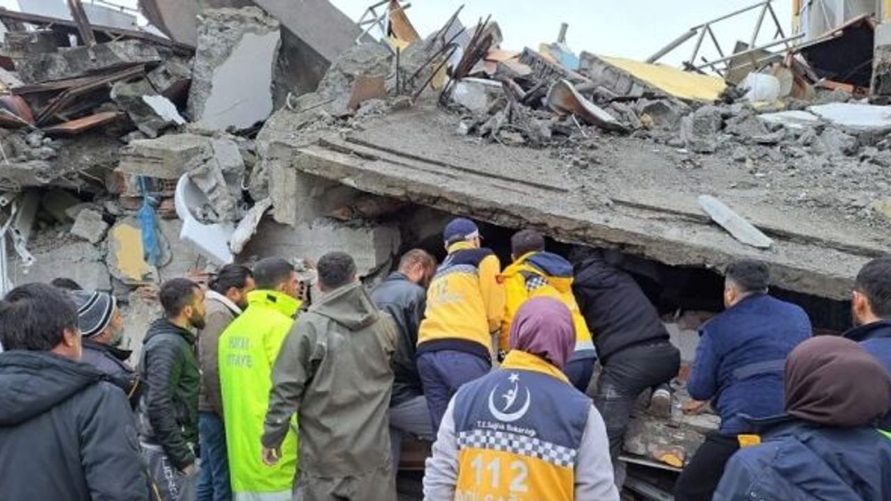 İKİ DEVLET HASTANESİ VE POLİSEVİ DEPREMDE YIKILDI