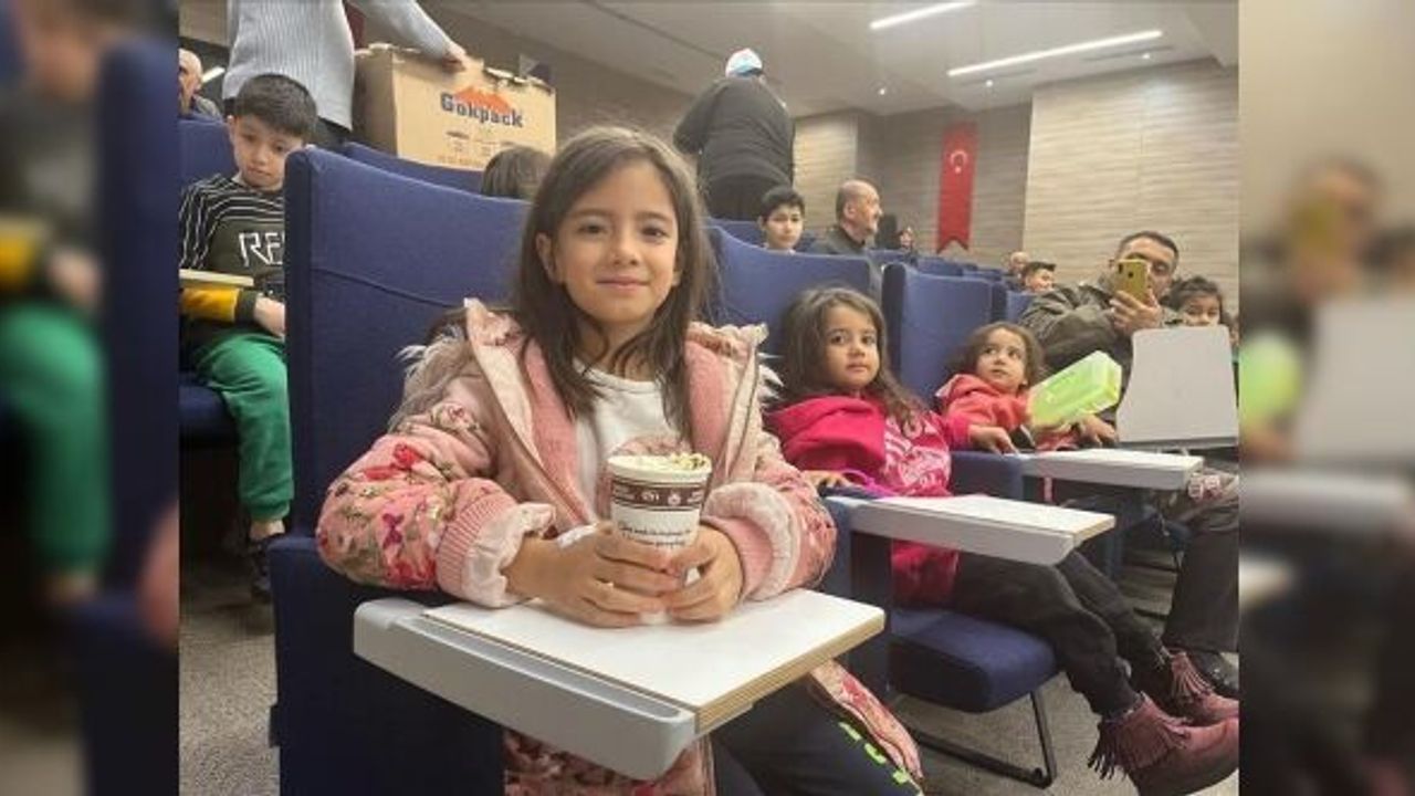 İNEGÖL'DE DEPRZEMDE ÇOCUKLARA SİNEMA SÜRPRİZİ