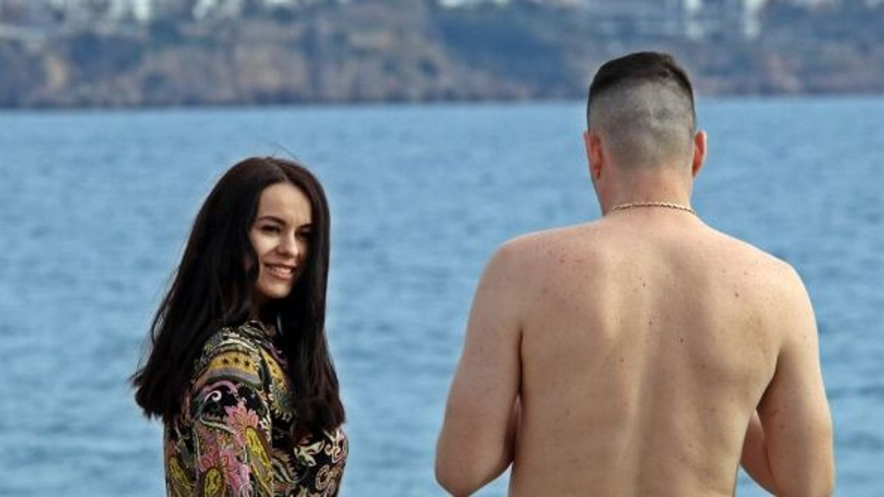 TÜRKİYE'DE KAR, ANTALYA'DA DENİZ KEYFİ