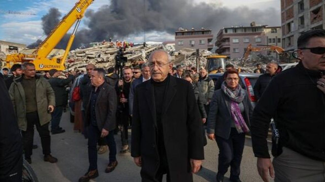 "YA HEPİMİZİ TUTUKLAYIN, YA DA GENÇLERİ GAZETECİLERİ SERBEST BIRAKIN"