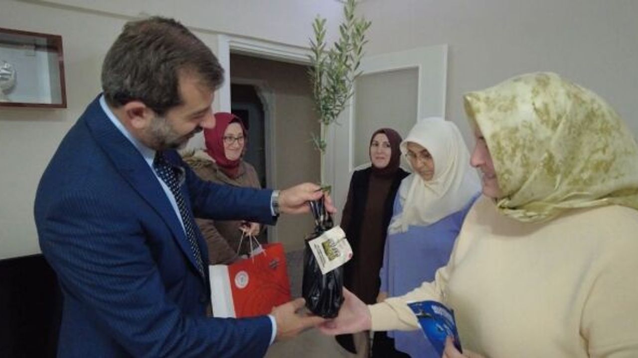 BAŞKAN EV EV GEZEREK TEK TEK DAĞITTI