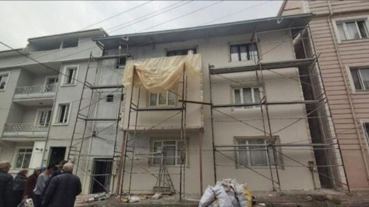 BURSA'DA 7 METRE YÜKSEKLİKTEN DÜŞEN BOYACI HAYATINI KAYBETTİ