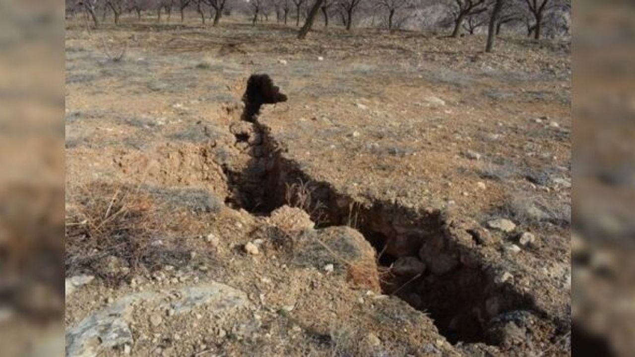 DEPREM SONRASI OLUŞAN DEVASA YARIKLAR, AFETİN BOYUTUNU GÖZLER ÖNÜNE SERDİ