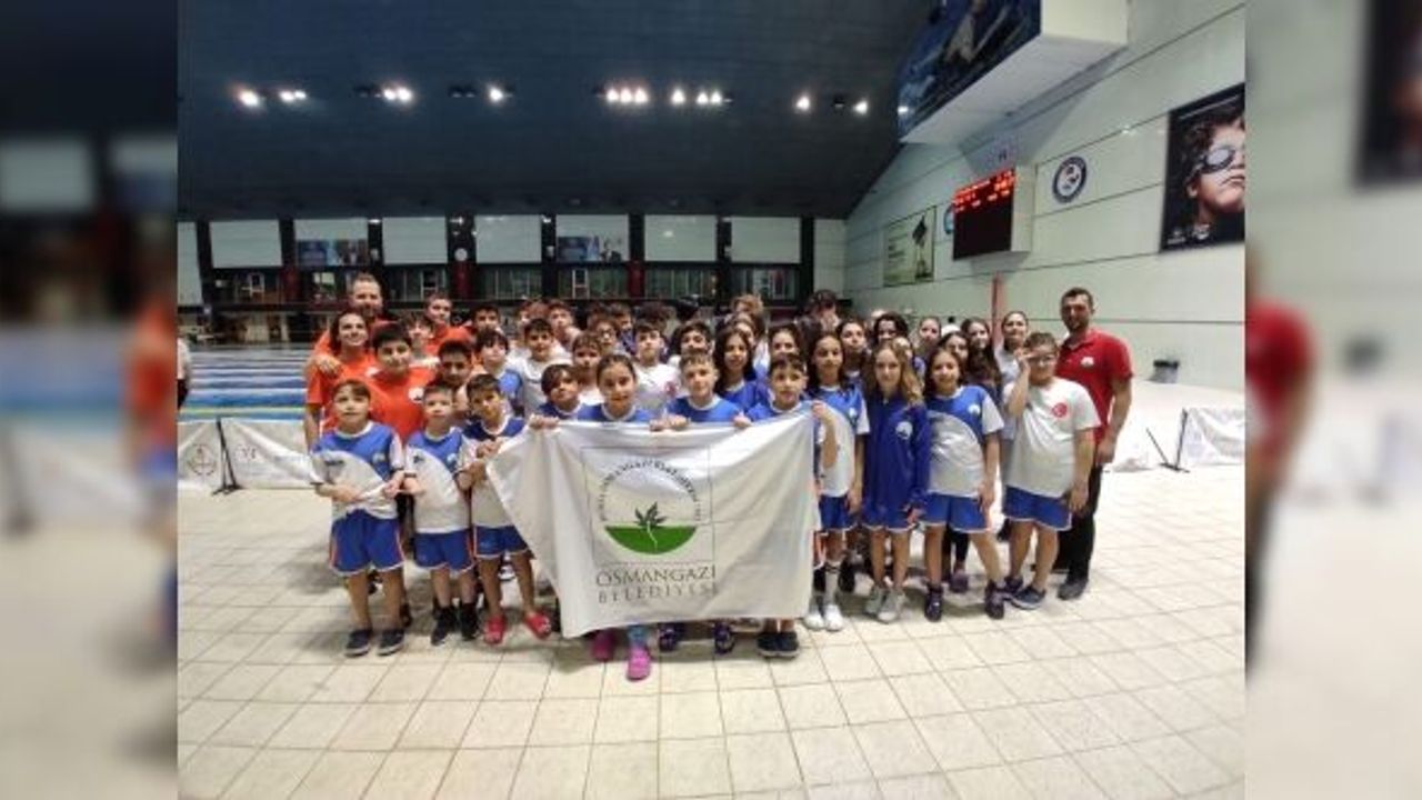 GENÇ KULAÇLAR YÜZME SPORUNUN GELECEĞİNE IŞIK SAÇTI