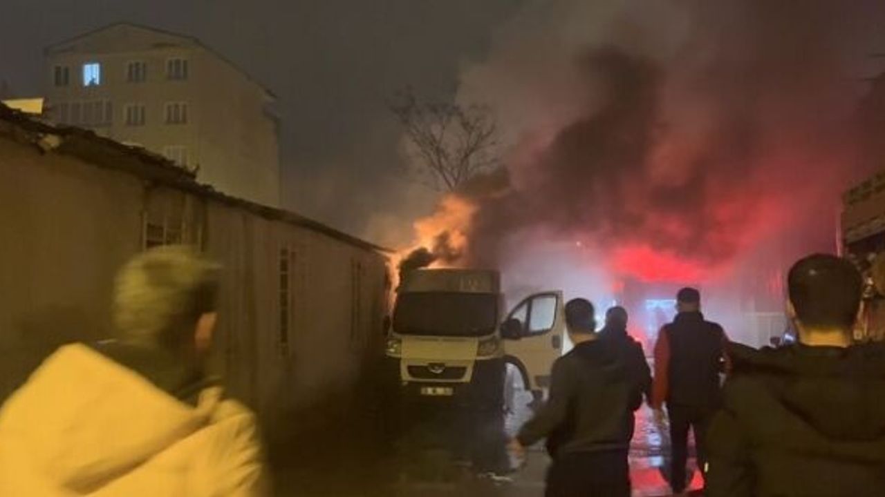 HURDALIKTA YANGIN ÇIKTI ARAÇLAR KÜLE DÖNDÜ