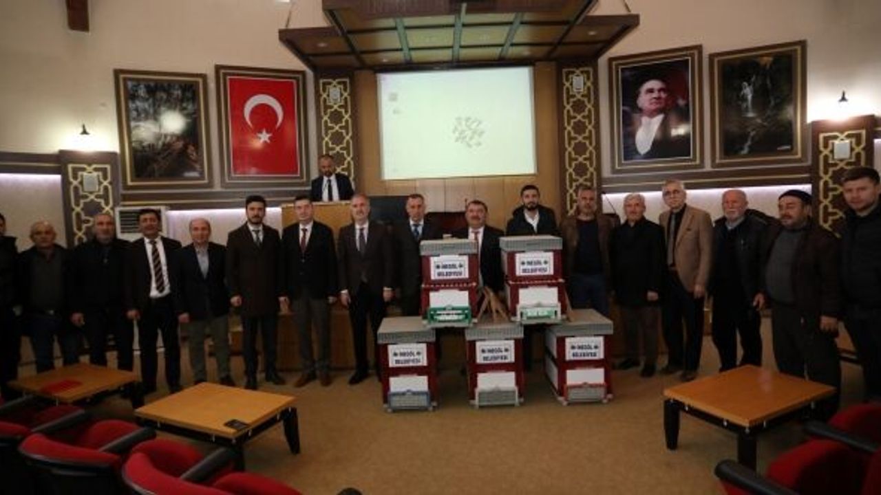 İNEGÖL BELEDİYESİ’NDE 50 ÜRETİCİYE 250 ARI KOVANI
