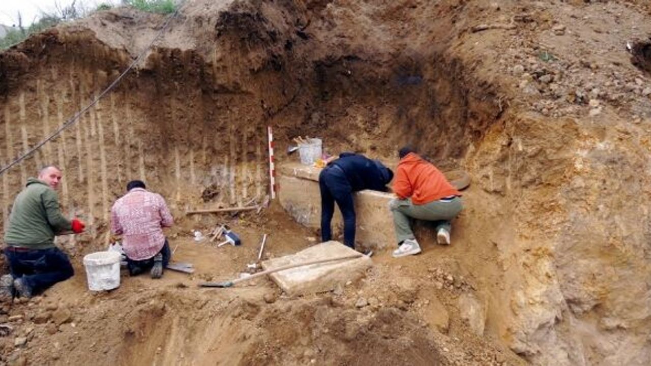 MUDANYA'DA PAZARYERİ İNŞAATINDAN LAHİT ÇIKTI