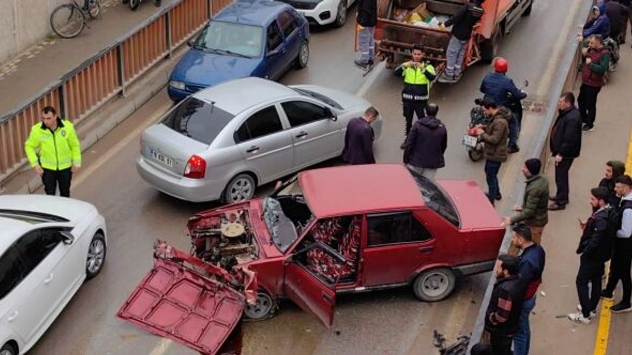 OTOMOBİL ALT GEÇİDE ÇARPTI: 2 YARALI