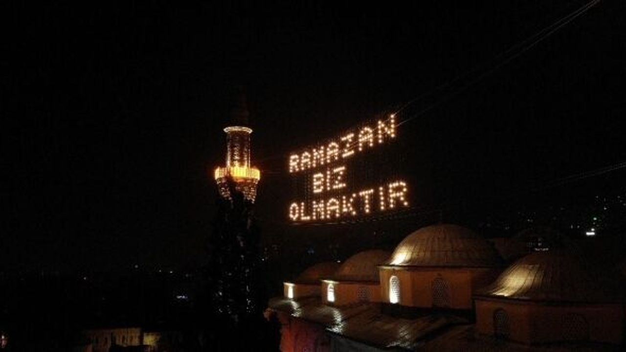 ULU CAMİİ'YE ASILAN MAHYA HERKESİ DUYGULANDIRDI
