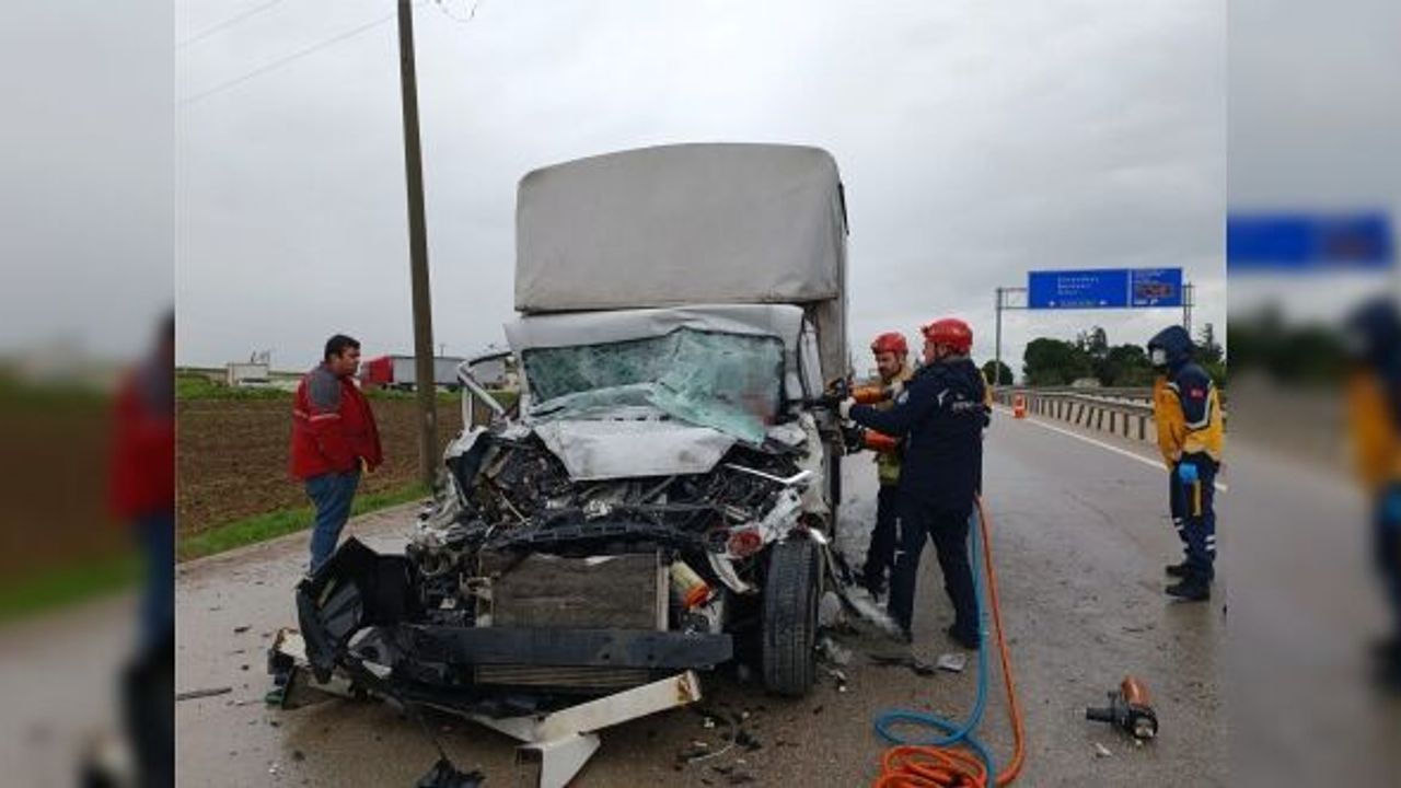 BURSA'DA FECİ KAZA: ARACA SIKIŞTI