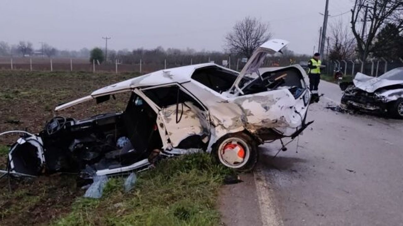 BURSA'DA İKİ OTOMOBİL ÇARPIŞTI: 4 YARALI