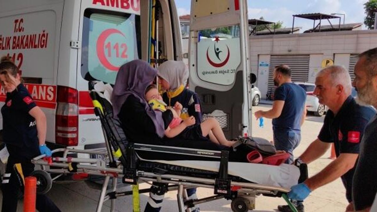 APARTMANIN 3. KATINDAN DÜŞTÜ, SEDYEDE ANNESİYLE GELDİ