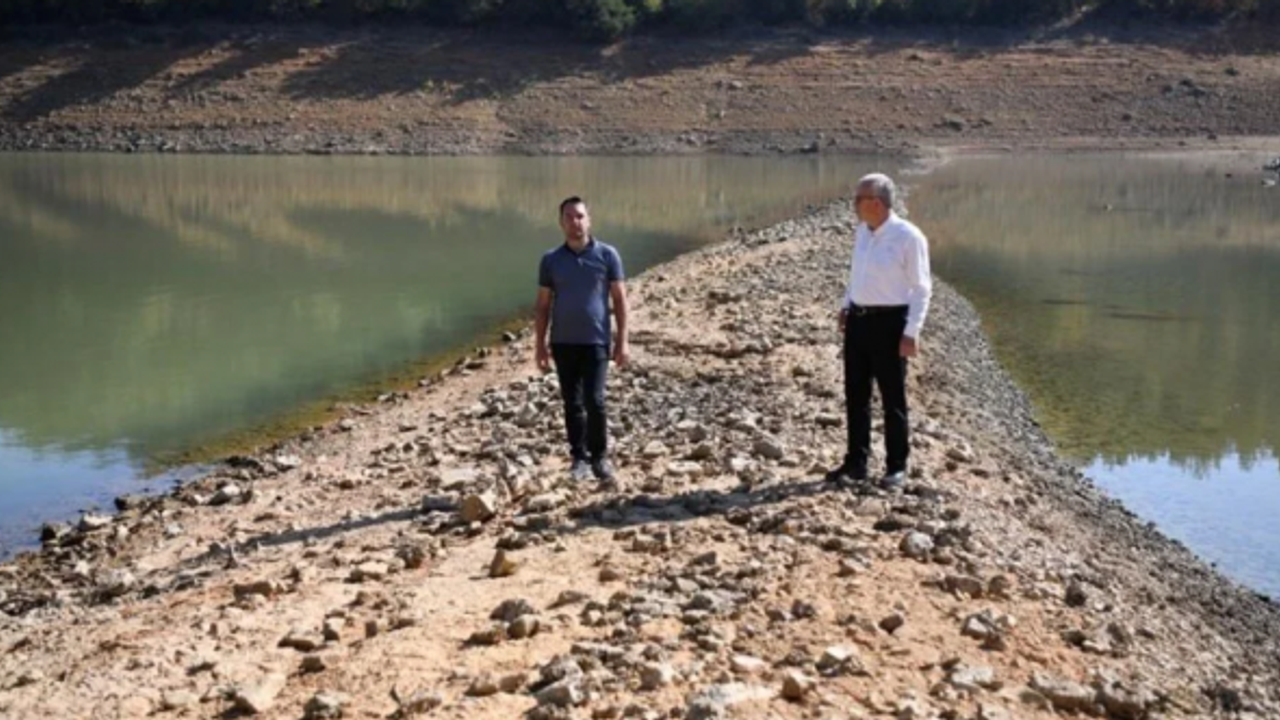 BARAJIN ORTASINDA KONUŞTU İLÇENİN SUYU BİTME ÜZERE