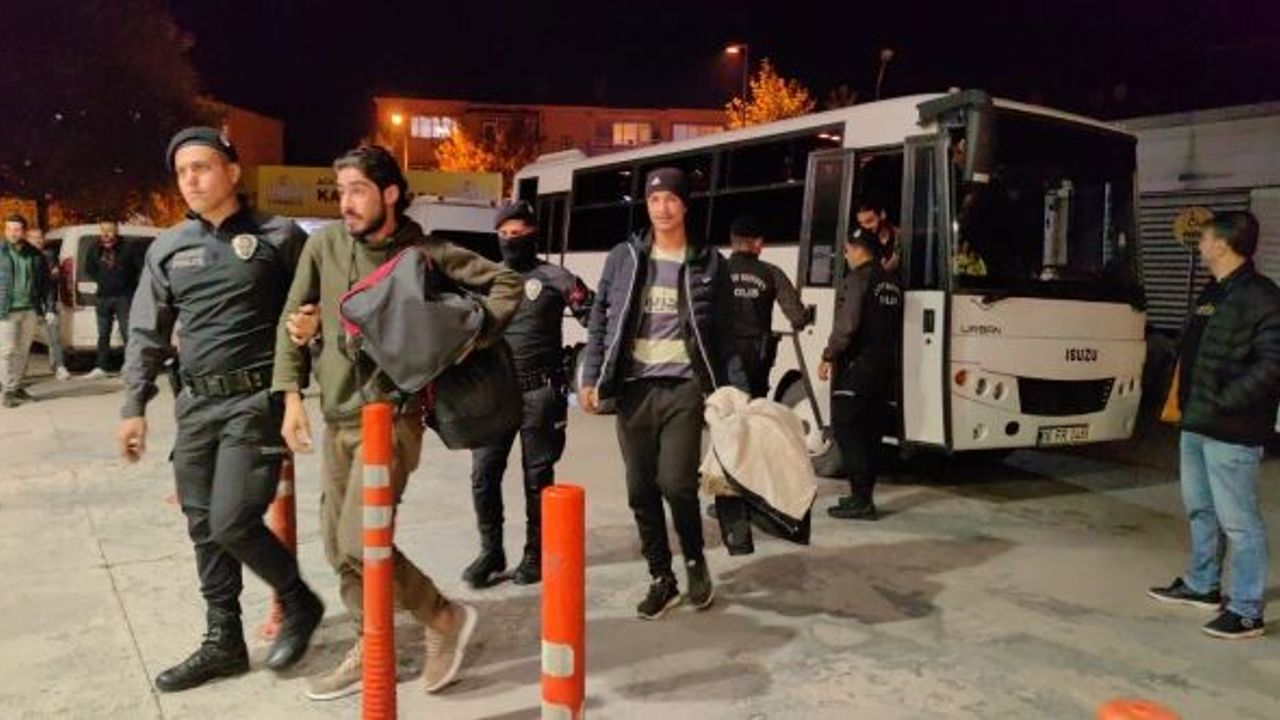 İNEGÖL'DE 20 KAÇAK GÖÇMEN YAKALANDI
