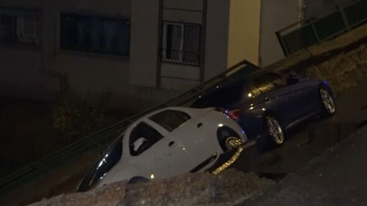BURSA'DA İSTİNAT DUVARI ÇÖKTÜ, 4 ARAÇ HASAR GÖRDÜ