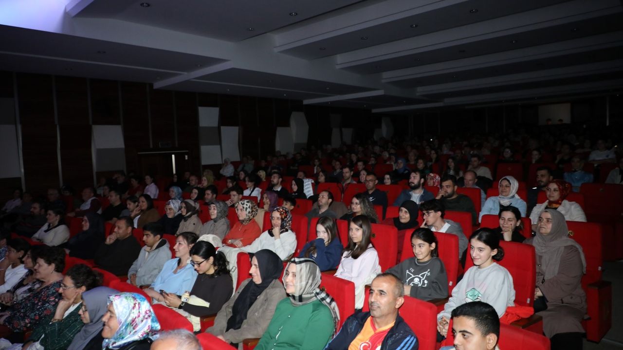 Komşu köyün delisi" yeni sezon da kapalı gişe