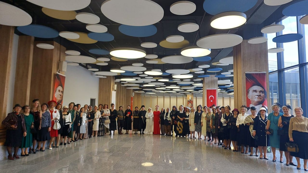 Nilüfer Kadın Korosu'ndan Cumhuriyet defilesi