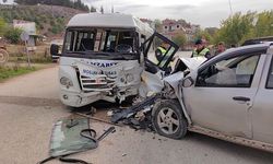 YOLCU DOLU MİNİBÜS CİPLE ÇARPIŞTI, 11 KİŞİ YARALANDI