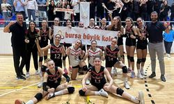 BÜYÜK KOLEJLİ KIZLAR, BURSA VOLEYBOL ŞAMPİYONU OLDU